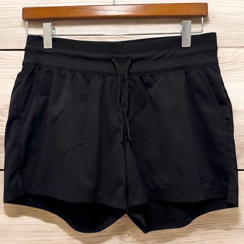 THE NORTH FACE SHORT WOMEN’S BLACK COLOR SIZE S. WITH ZIPPER AND POCKETS.